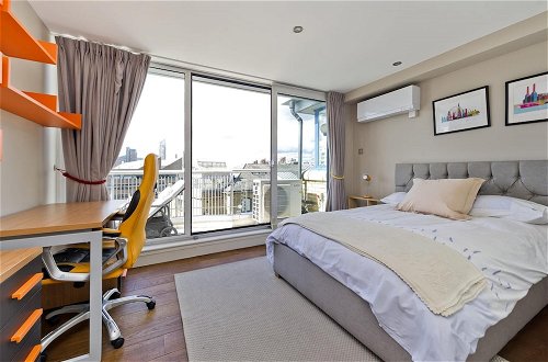 Photo 14 - Luxury 4 Bedroom Penthouse in Beautiful Battersea
