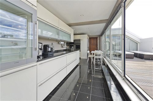 Foto 10 - Luxury 4 Bedroom Penthouse in Beautiful Battersea