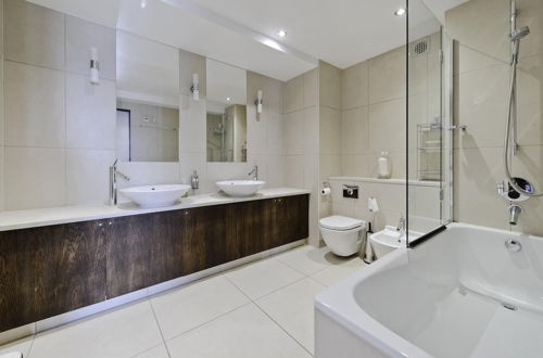 Foto 20 - Luxury 4 Bedroom Penthouse in Beautiful Battersea