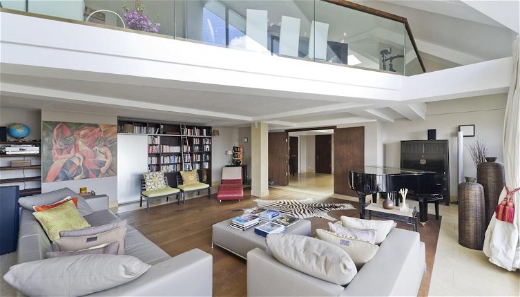 Photo 1 - Luxury 4 Bedroom Penthouse in Beautiful Battersea
