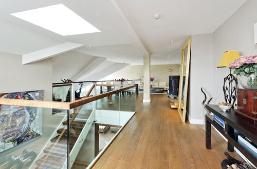 Photo 2 - Luxury 4 Bedroom Penthouse in Beautiful Battersea