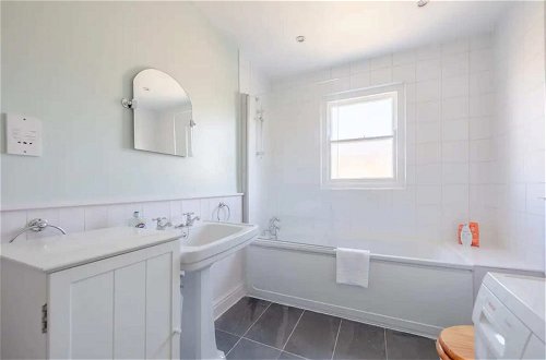 Foto 23 - Charming 2 Bedroom Home in West London