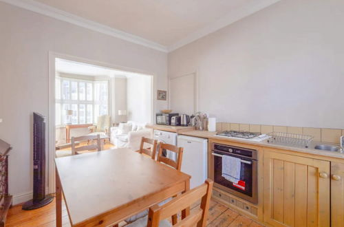 Photo 13 - Charming 2 Bedroom Home in West London