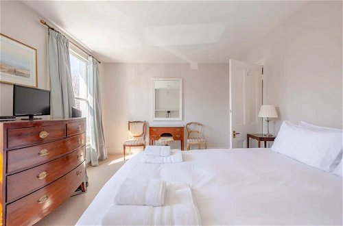 Photo 11 - Charming 2 Bedroom Home in West London