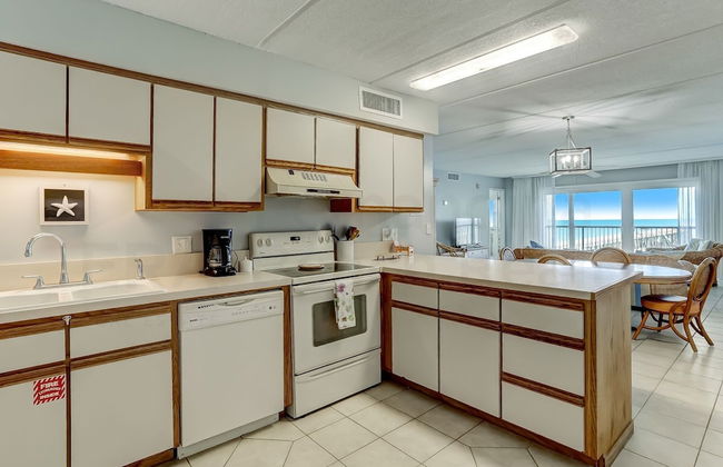 Convenience Direct Oceanfront Condo with Private Balcony by RedAwning - Foto 12