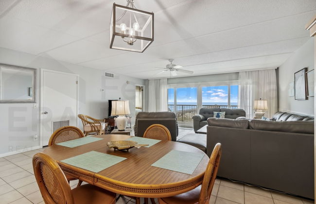 Convenience Direct Oceanfront Condo with Private Balcony by RedAwning - Foto 32