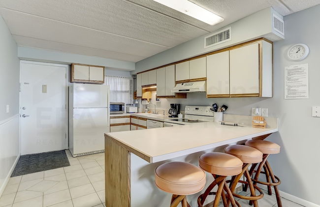 Convenience Direct Oceanfront Condo with Private Balcony by RedAwning - Foto 16