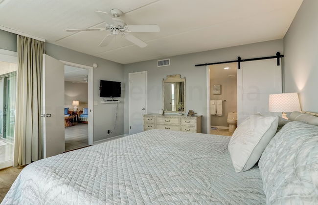 Convenience Direct Oceanfront Condo with Private Balcony by RedAwning - Foto 6