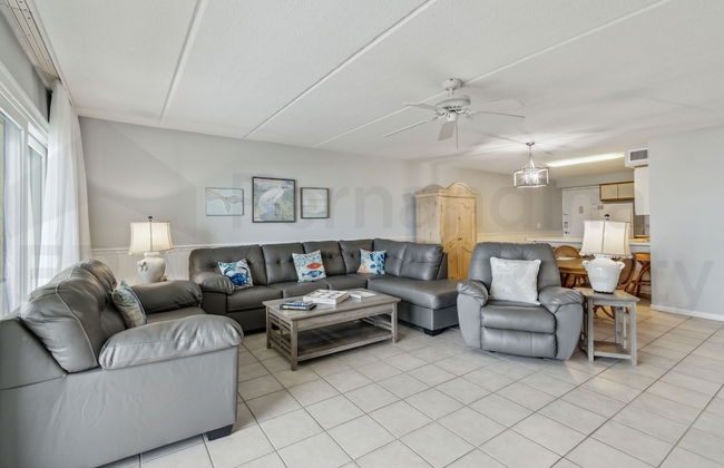 Convenience Direct Oceanfront Condo with Private Balcony by RedAwning - Foto 19