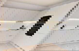 Foto 2 - The Brondesbury Hideaway - Stylish 3bdr Flat With Balcony + Parking