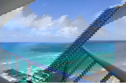 Foto 53 - Luxury Beachfront Condo with Ocean View