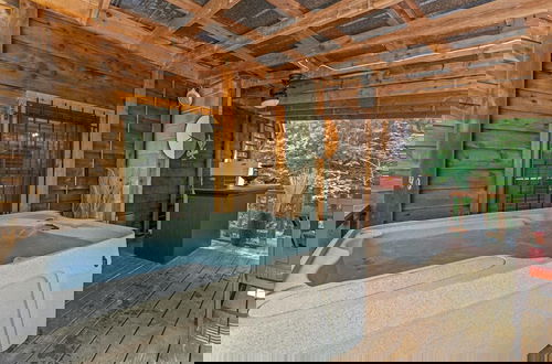 Foto 20 - Stylish Cabin w/ Hot Tub, Games & More!