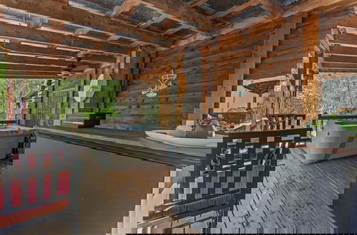 Foto 41 - Stylish Cabin w/ Hot Tub, Games & More!