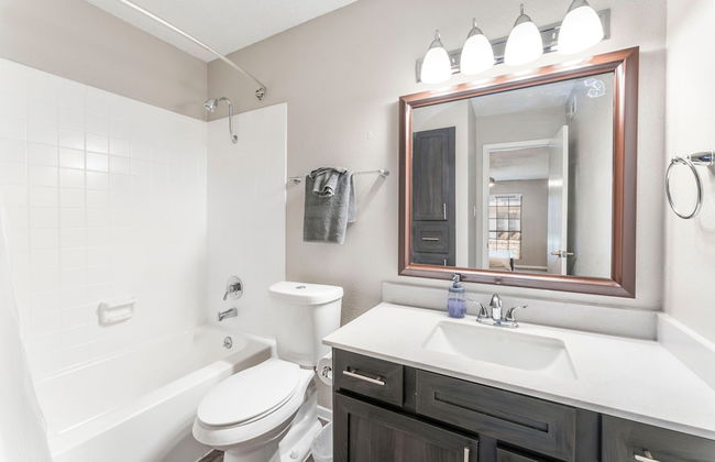 Soco 2BR Comfy Suite w Pool King bed Fast Wifi - Foto 8
