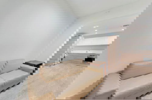 Foto 17 - Condo Close to the Beach With Rooftop Pool & Gym