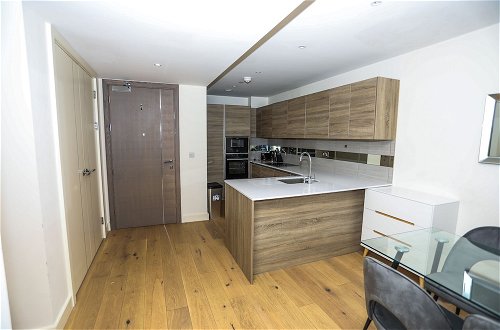 Photo 11 - Docklands Stunning 2 bed Apartment London