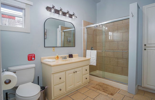 Stunning 3br/2ba Haven in Downtown's Heart - Photo 13