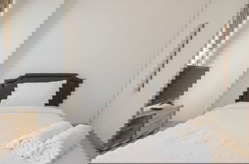 Foto 3 - Cozy Stay Studio At Citra Living Apartment