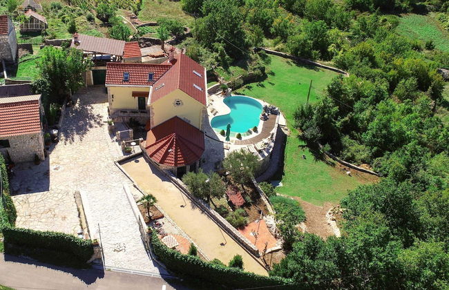 Authentic Dalmatian Hillside Escape With Pool, Sauna & BBQ - Photo 32