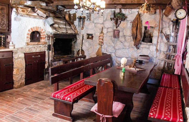 Authentic Dalmatian Hillside Escape With Pool, Sauna & BBQ - Photo 16