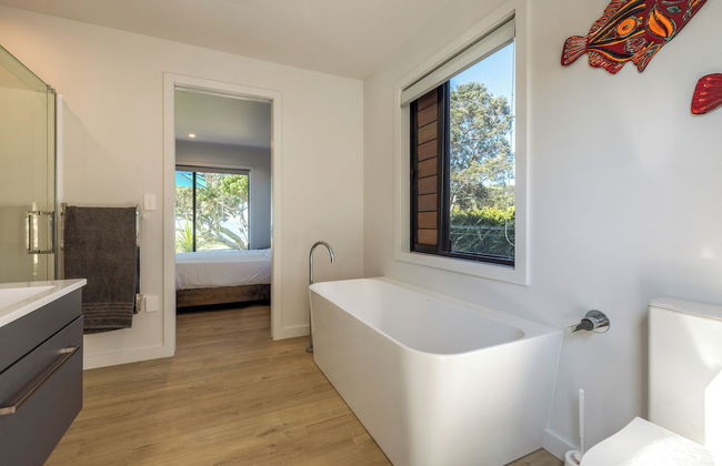 The Golden Pohutukawa Beach House - Photo 18