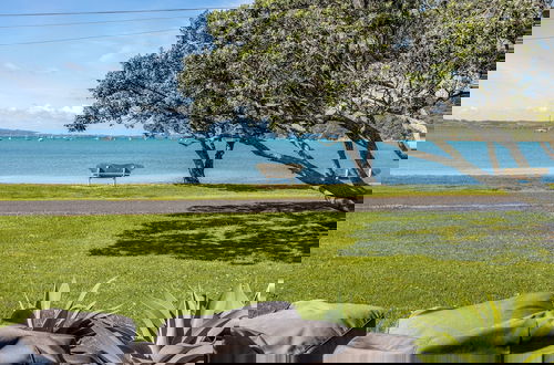 Foto 13 - The Golden Pohutukawa Beach House