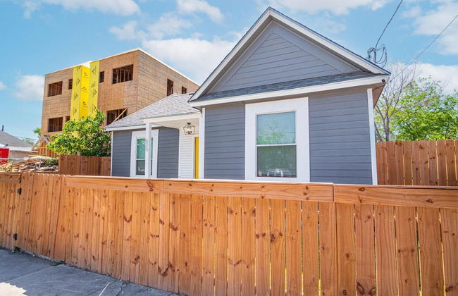 Charming 4BR 2BA Only 5 Mins Downtown Riverwalk - Photo 3