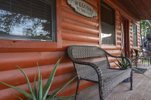Photo 2 - Pet Friendly Cabin 4 - 15 Minutes From Magnolia and Baylor
