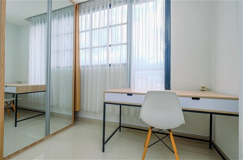 Foto 5 - Minimalist Studio Room At Evenciio Margonda Apartment