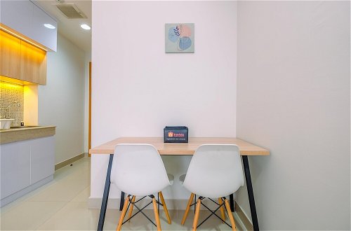 Photo 8 - Minimalist Studio Room At Evenciio Margonda Apartment