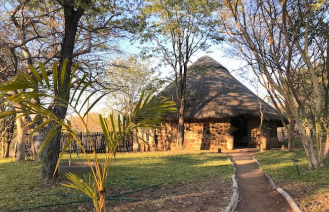 Bungalow 3 on This World Renowned Eco Site 40 Minutes From Vic Falls Fully Catered Stay - 1987 - Foto 2