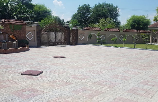 Entire 6-bed Garden Villa - Photo 10