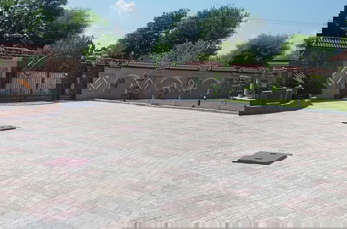 Photo 10 - Entire 6-bed Garden Villa
