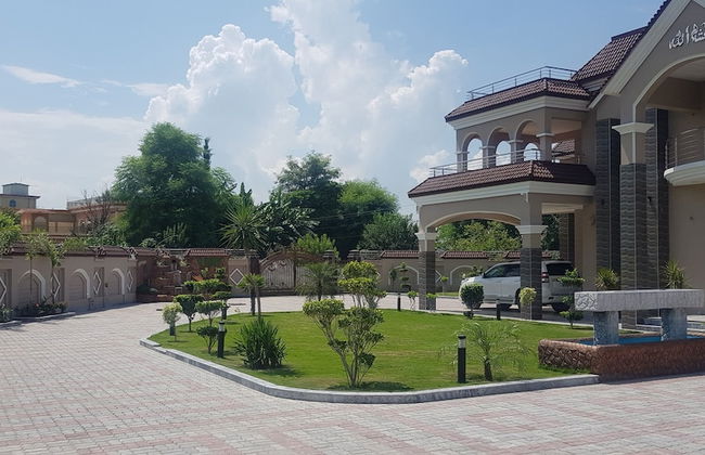 Entire 6-bed Garden Villa - Photo 9
