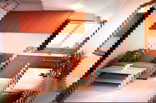 Photo 10 - Sky-Line Apartments