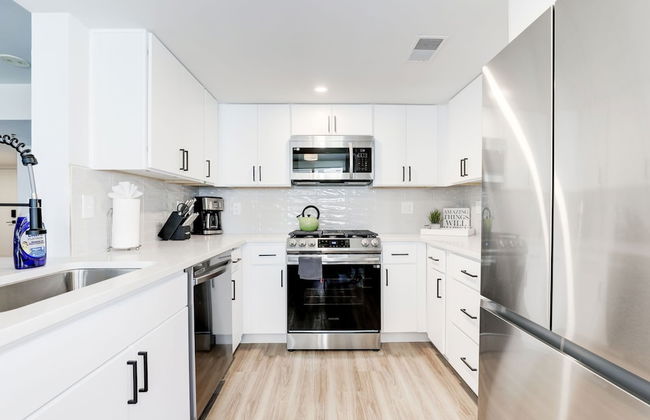 Elegant 2BR Apartment Minutes From DC - Foto 50