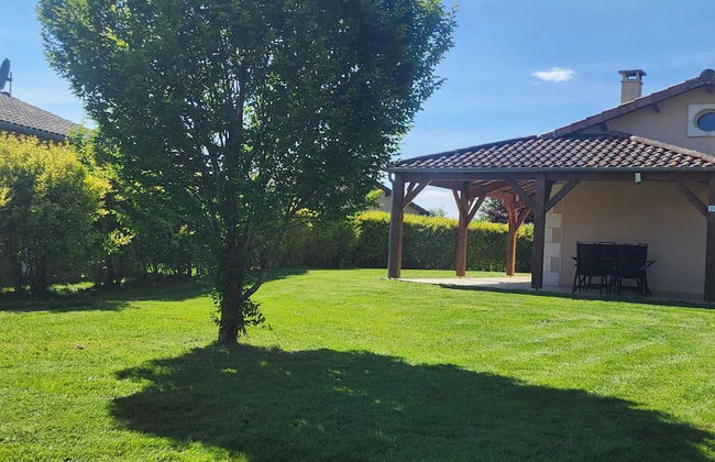 Spacious Villa With Garden and Pool - Photo 28