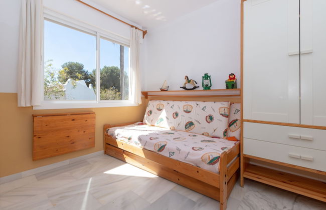 Lunamar in Marbella With 4 Bedrooms and 3 Bathrooms - Photo 21