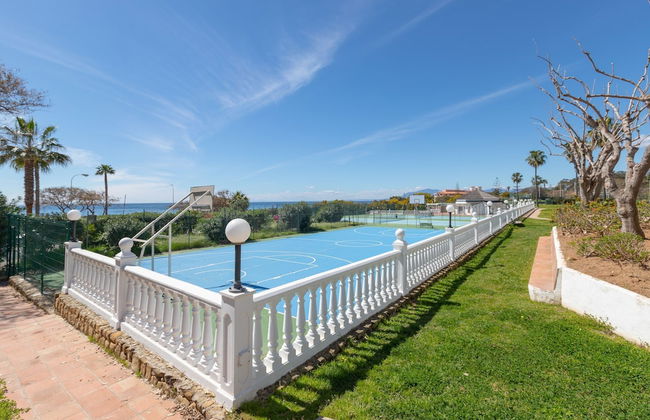 Lunamar in Marbella With 4 Bedrooms and 3 Bathrooms - Photo 28