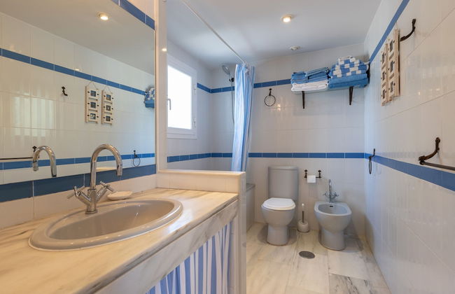 Lunamar in Marbella With 4 Bedrooms and 3 Bathrooms - Photo 22