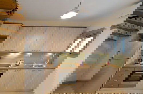 Foto 4 - Avia Blue Maisonette - Steps From the Sea