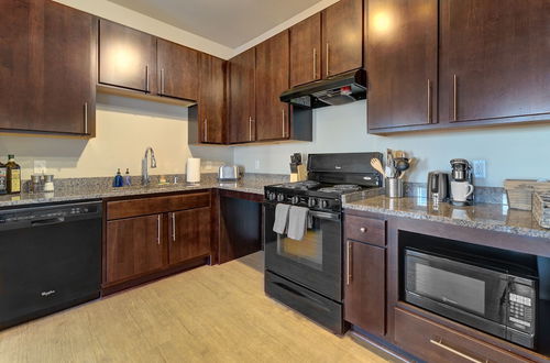 Photo 3 - Milwaukee Beautiful Family 2BD 2BA Downtown Apartment