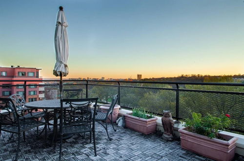 Photo 4 - Gorgeous Rosslyn Penthouse w Views Free Parking Metro Subway