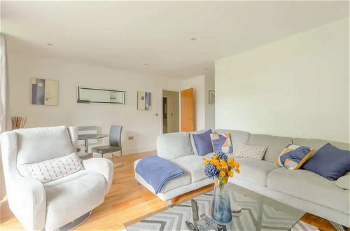 Photo 15 - Bright & Cosy 2BD by the Canal! - Limehouse