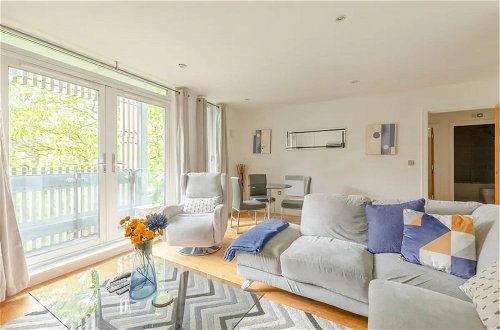 Photo 20 - Bright & Cosy 2BD by the Canal! - Limehouse