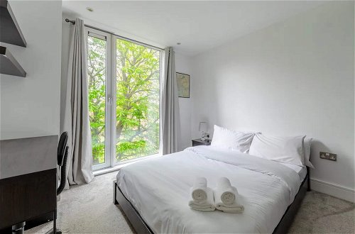 Photo 8 - Bright & Cosy 2BD by the Canal! - Limehouse