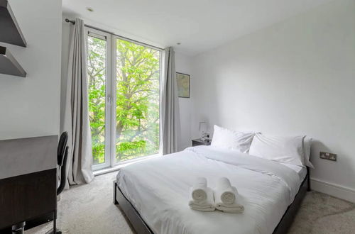 Photo 8 - Bright & Cosy 2BD by the Canal! - Limehouse