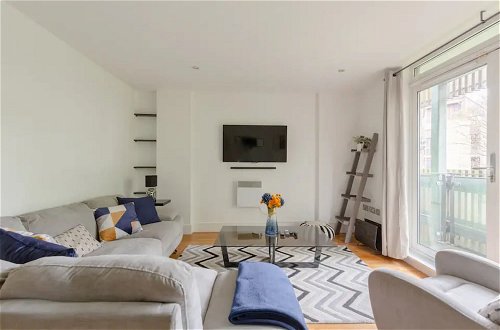 Photo 17 - Bright & Cosy 2BD by the Canal! - Limehouse