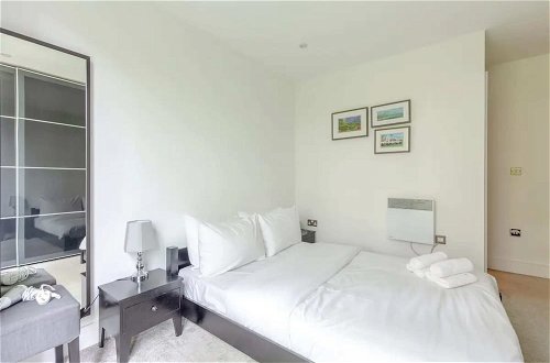 Photo 6 - Bright & Cosy 2BD by the Canal! - Limehouse