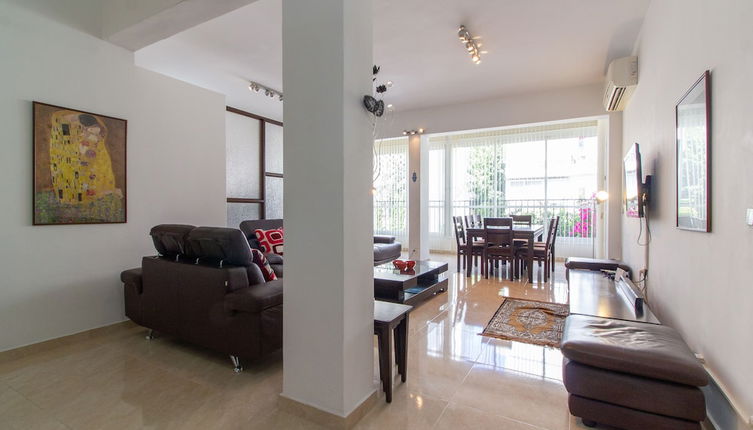 Foto 1 - Bright 3BR in the Beating Heart of TLV